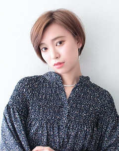 グラデーションボブ、ネイビーの花柄ブラウス