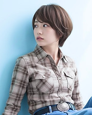 小顔効果抜群のナチュラルショート、横向きのシルエット