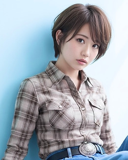 小顔効果抜群のナチュラルショート、正面から見た髪型