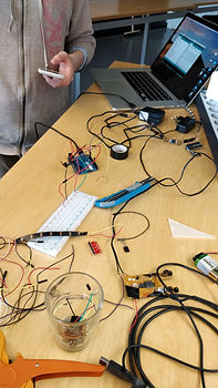 Elkomponenter på arbetsstation.jpg