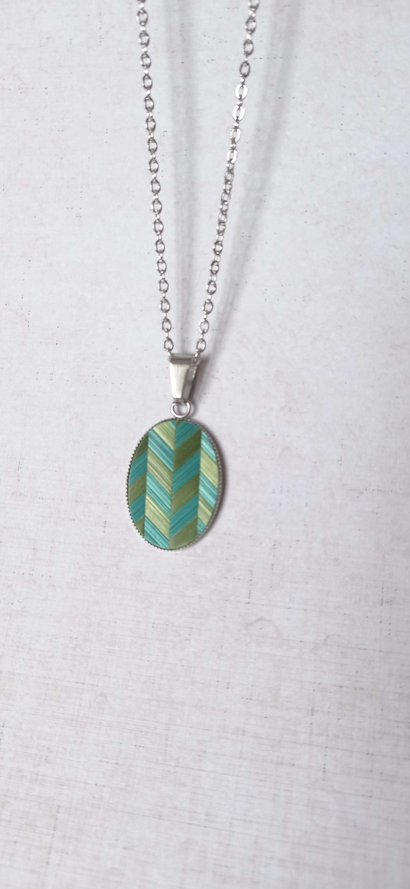 Collier argenté avec pendentif en marqueterie de paille, rond ou ovale