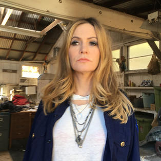 Jennifer Jason Leigh