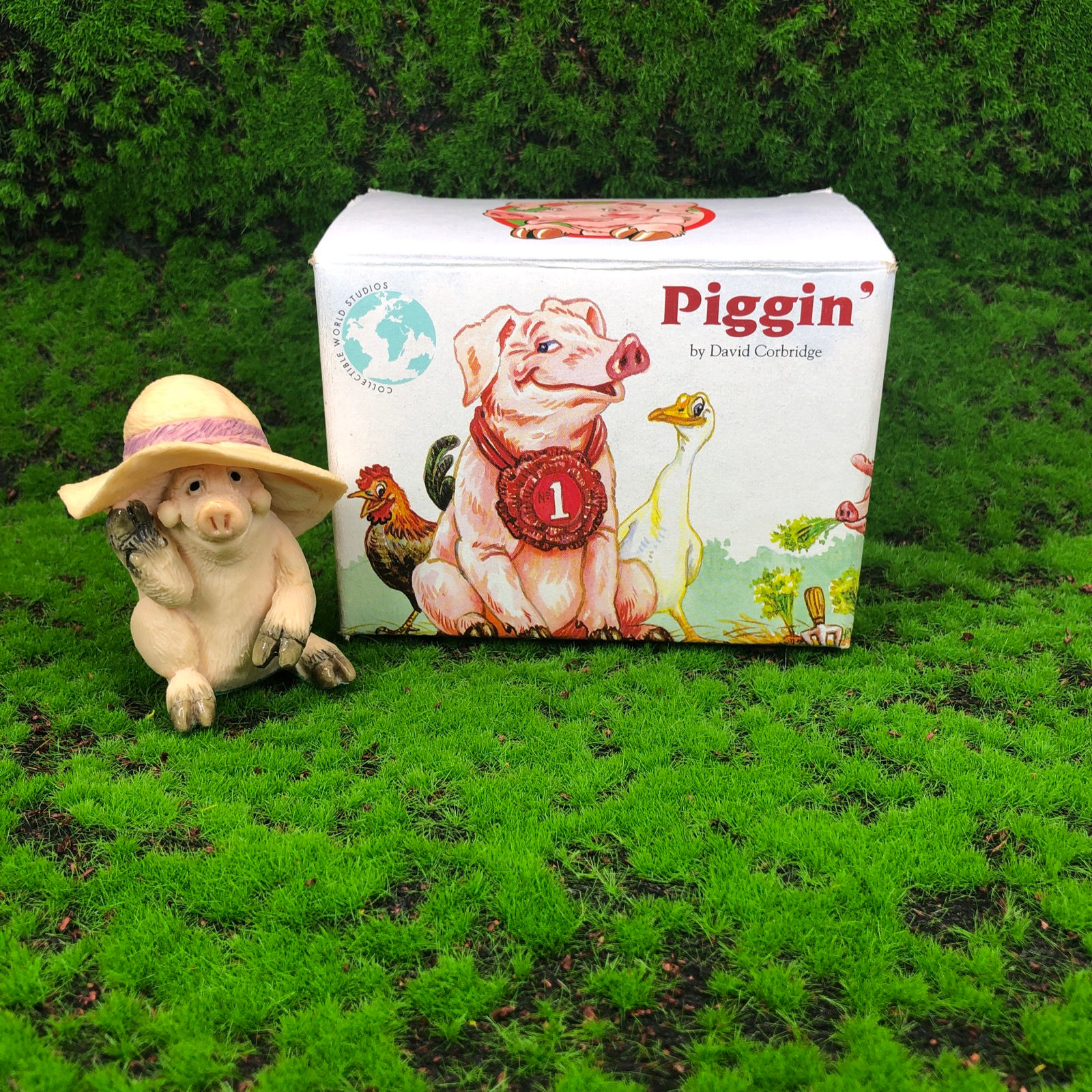 Piggin poser By David Corbridge Boxed Small Piggin Pigs 1993