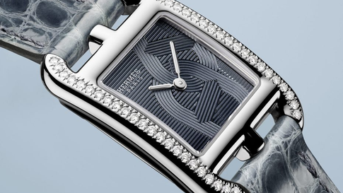 Hermès Cape Cod Chaîne d’ancre trang nhã với những hoa văn mắt xích đầy ẩn ý