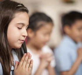 enfants Praying 