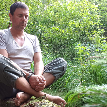 Meditation beim Naturerleben, Bushcraft und Survival: Erfahre, wie Ruhe, Atem, Aufmerksamkeit und bewusste Wahrnehmung dein Mindset und deine Sicherheit stärken.