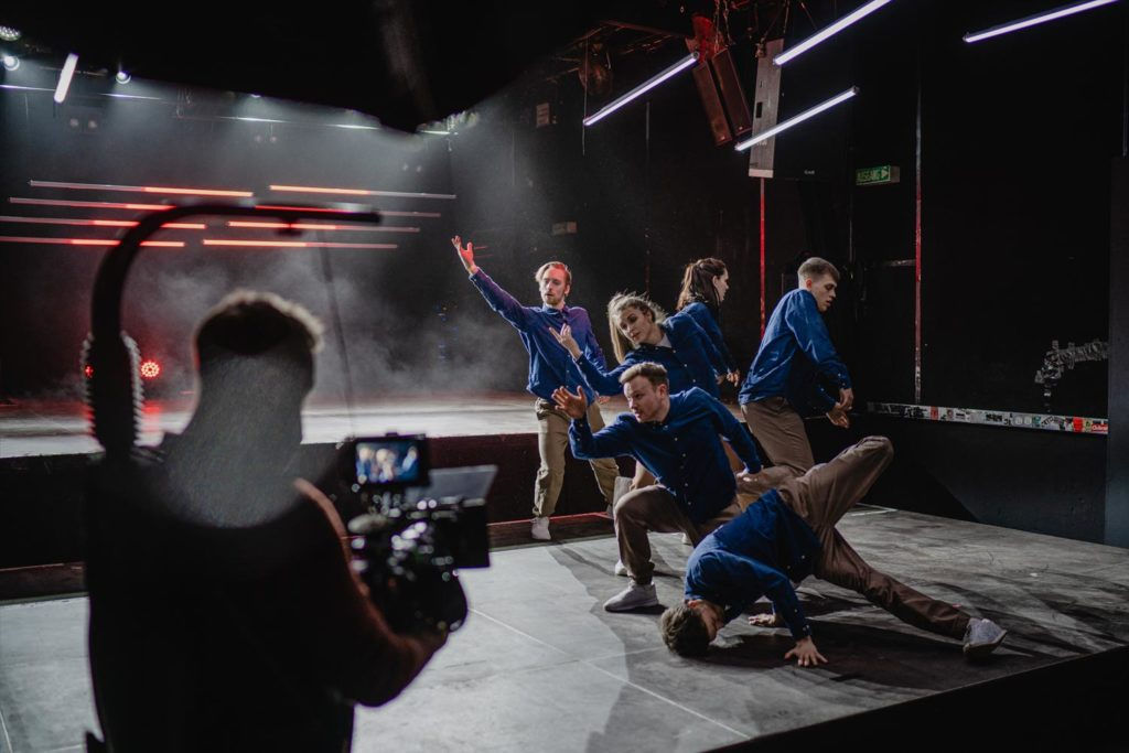 Tänzer der Eastside Fun Crew bei Filproduktion