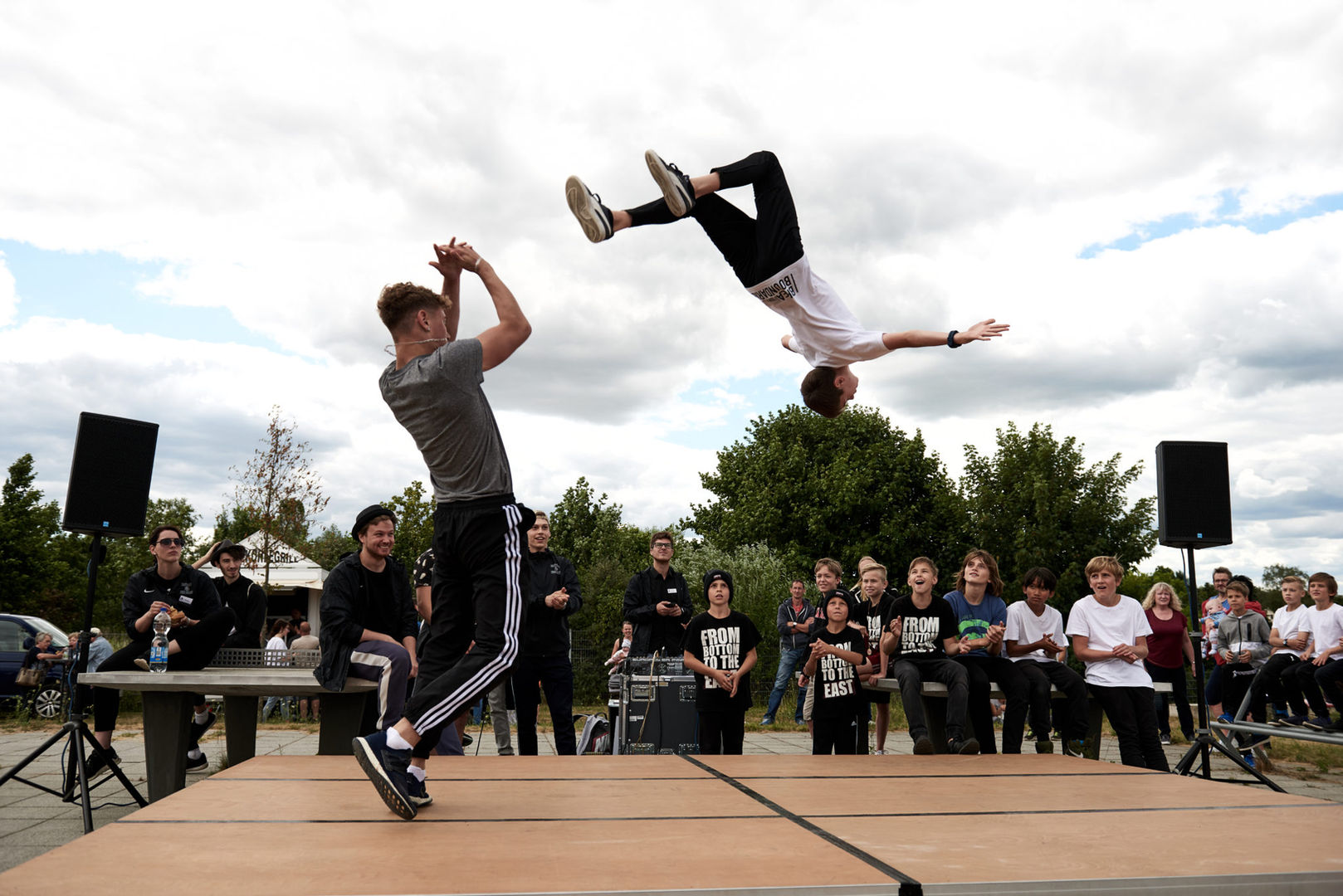 Tänzer der Eastside Fun Crew macht Rückwärstsalto