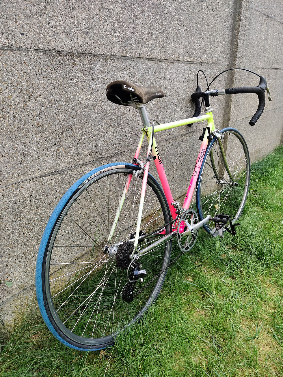 Thumbnail: Fluo retro koersfiets van 1988