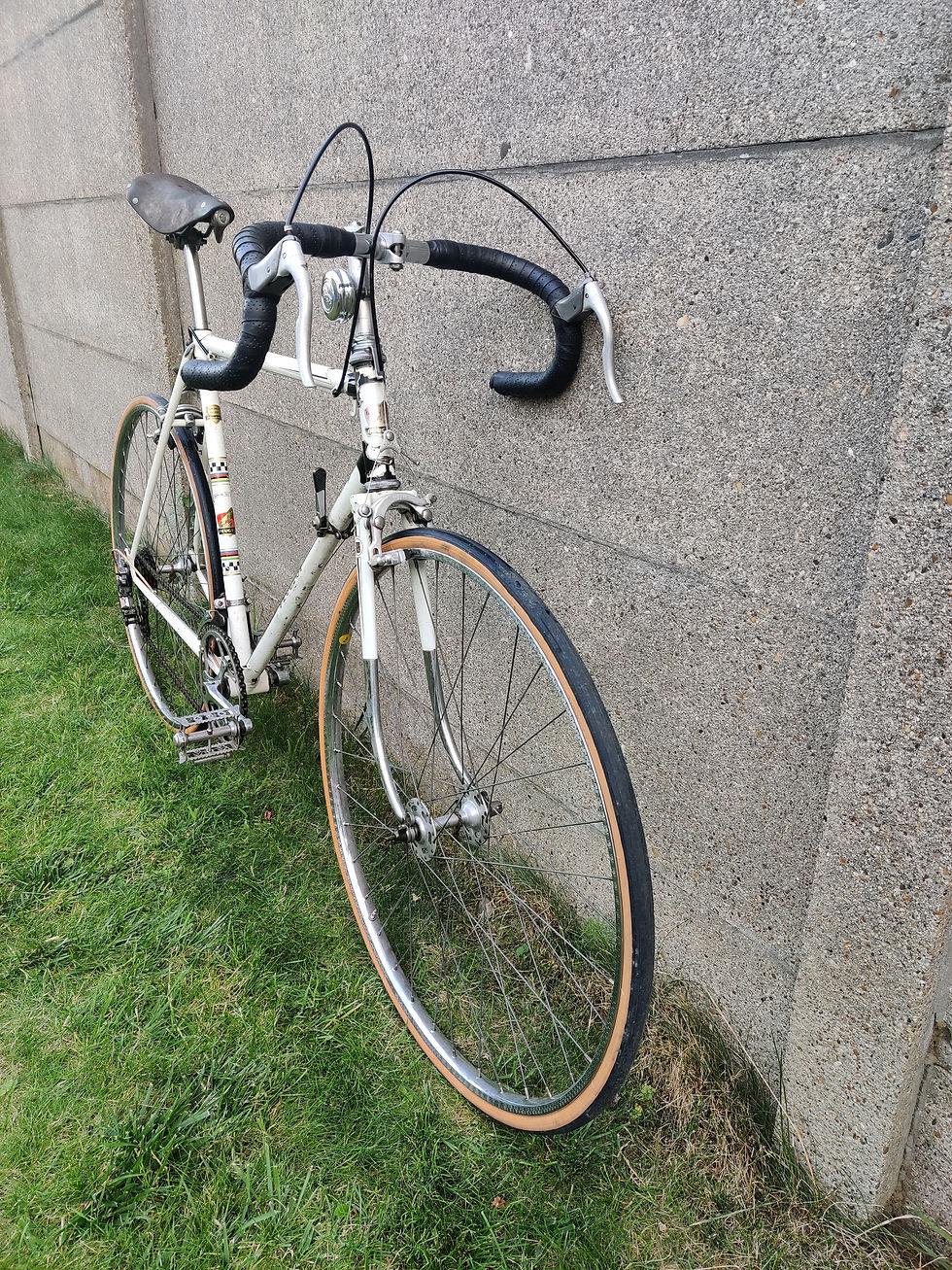 Thumbnail: Authentieke witte Peugeot vintage koersfiets 1971