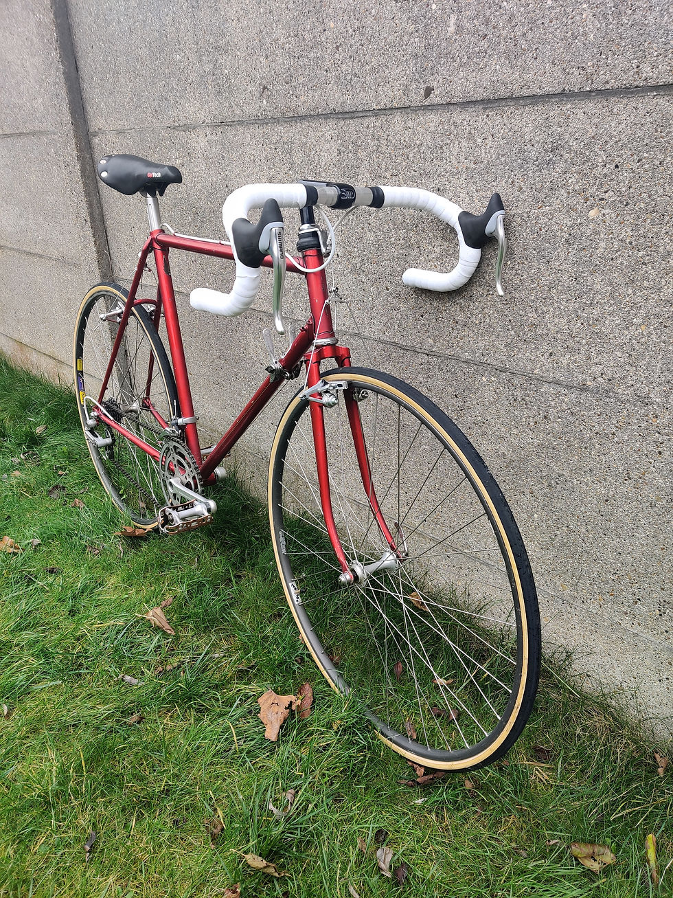 Thumbnail: Mooie rode retro koersfiets van jaren '80