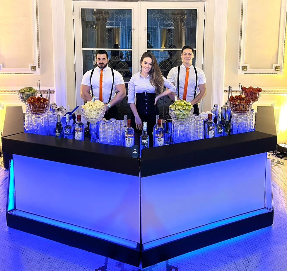 Equipe de bartenders da Pepper Drinks com bar completo e iluminação personalizada para eventos em São Bernardo do Campo – serviço de bar para casamentos, eventos corporativos e festas no ABC Paulista