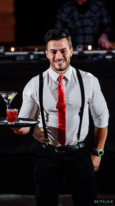 Barman elegante da Pepper Drinks servindo drinks em festa de 15 anos São Paulo - serviço de barman profissional para debutantBarman Pepper Drinks debutante - serviço de barman festa 15 anos São Pauloe com open bar sofisticado