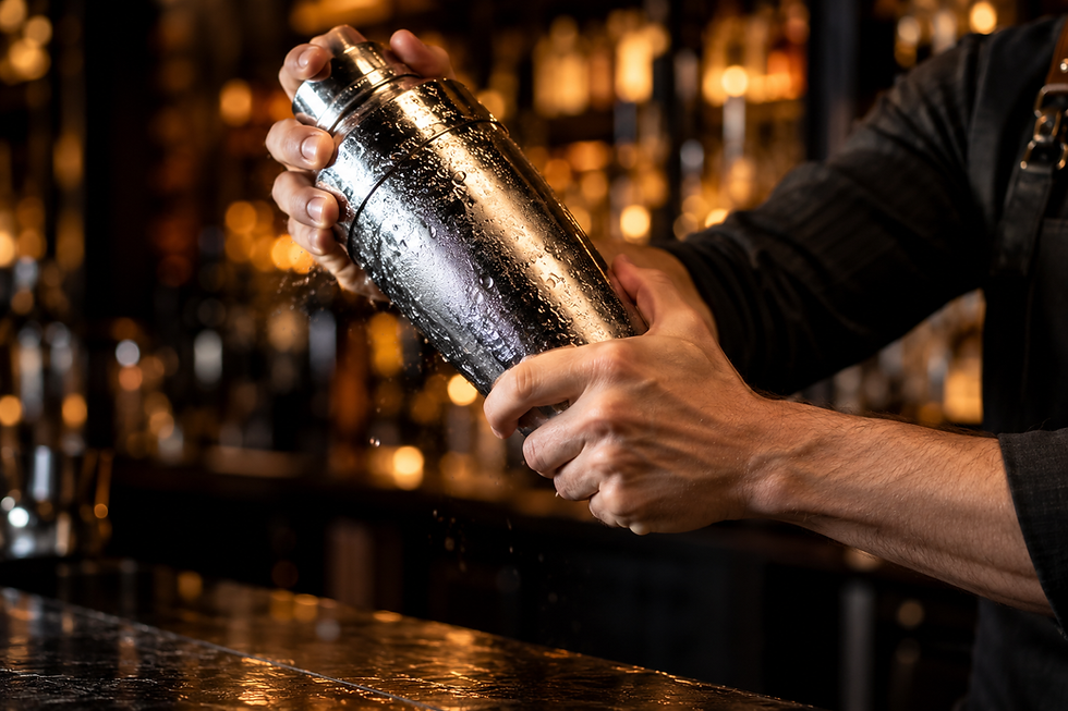 Bartender agitando uma coqueteleira de inox