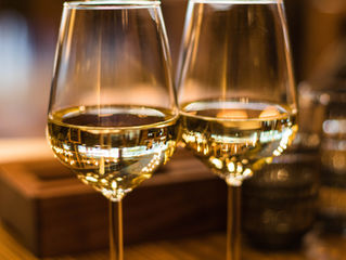 "Os Segredos da Degustação de Vinhos: Como Apreciar e Escolher Vinhos para Eventos Especiais"