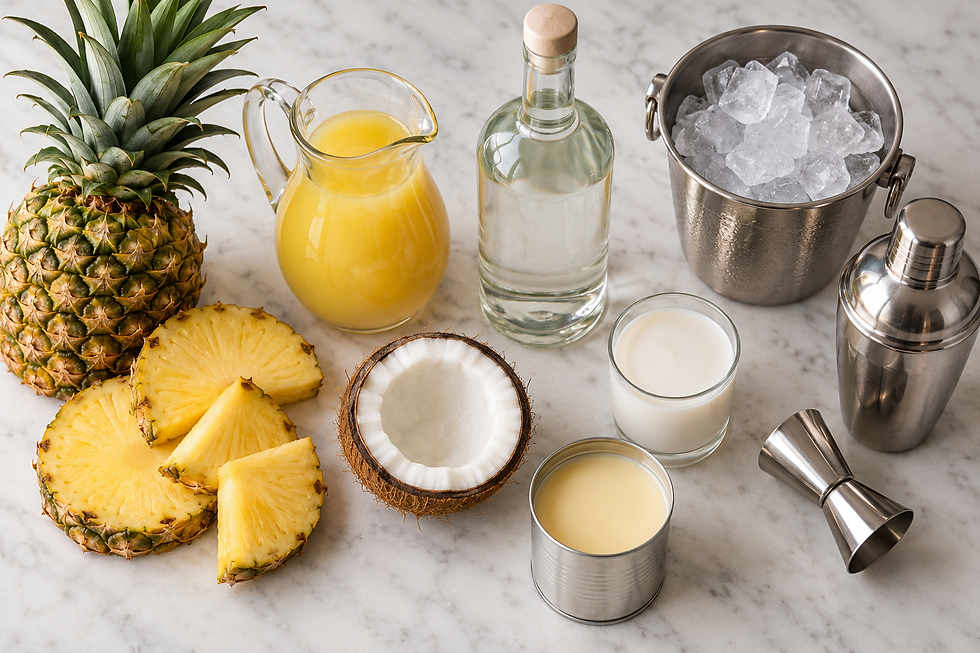 Ingredientes da Piña Colada sobre bancada de mármore: abacaxi, suco de abacaxi, rum branco, leite de coco, leite condensado, gelo, coqueteleira e dosador