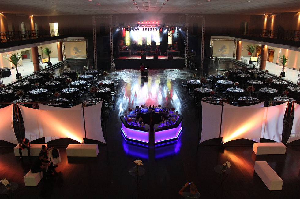 Open bar corporativo em São Paulo com iluminação cenáfica e mesas decoradas para evento empresarial – Pepper Drinks