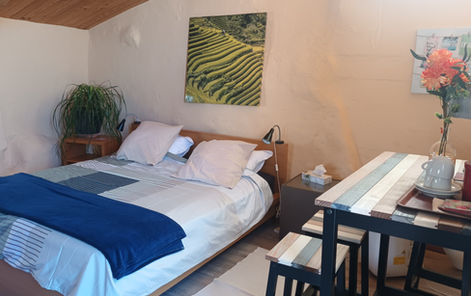 Autre point de vue du lit et de la table de la suite Orangerie.