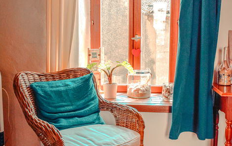 Fauteuil près de la fenêtre de la chambre bleu.