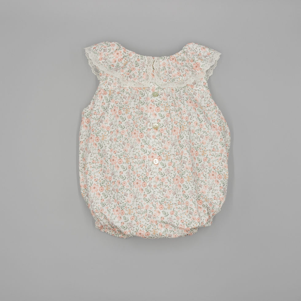Miniatura: PELELE DE BEBÉ CON ESTAMPADO FLORAL Y VOLANTE EN ESCOTE