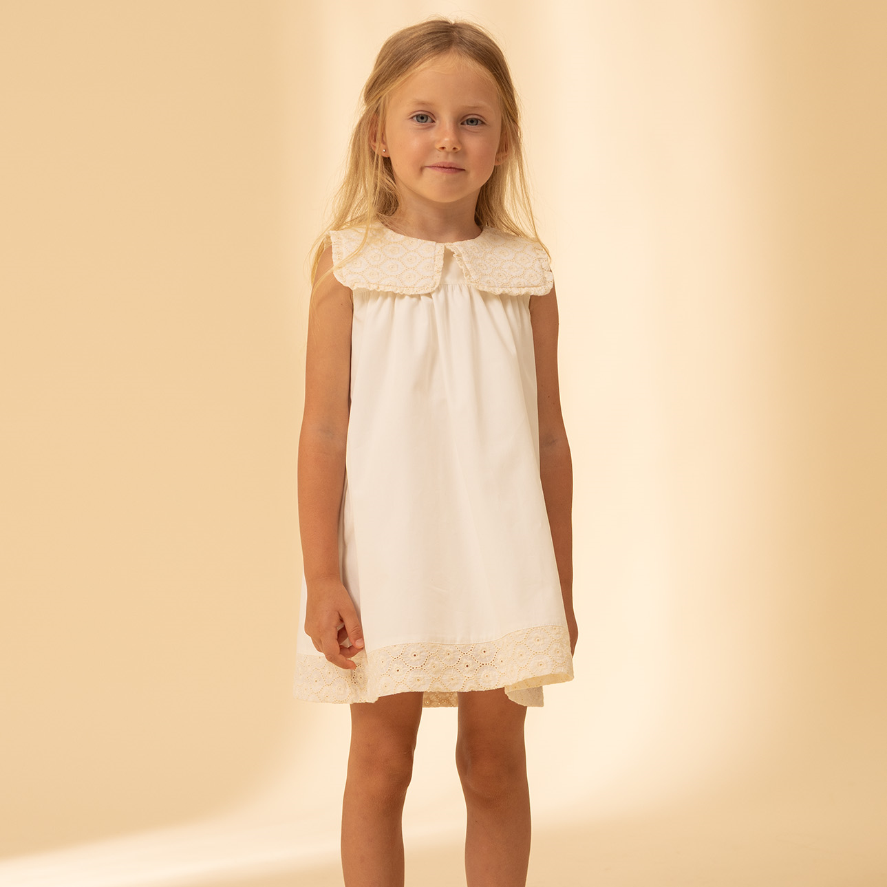 VESTIDO DE BEBÉ  CON CUELLO MARINERO BORDADO