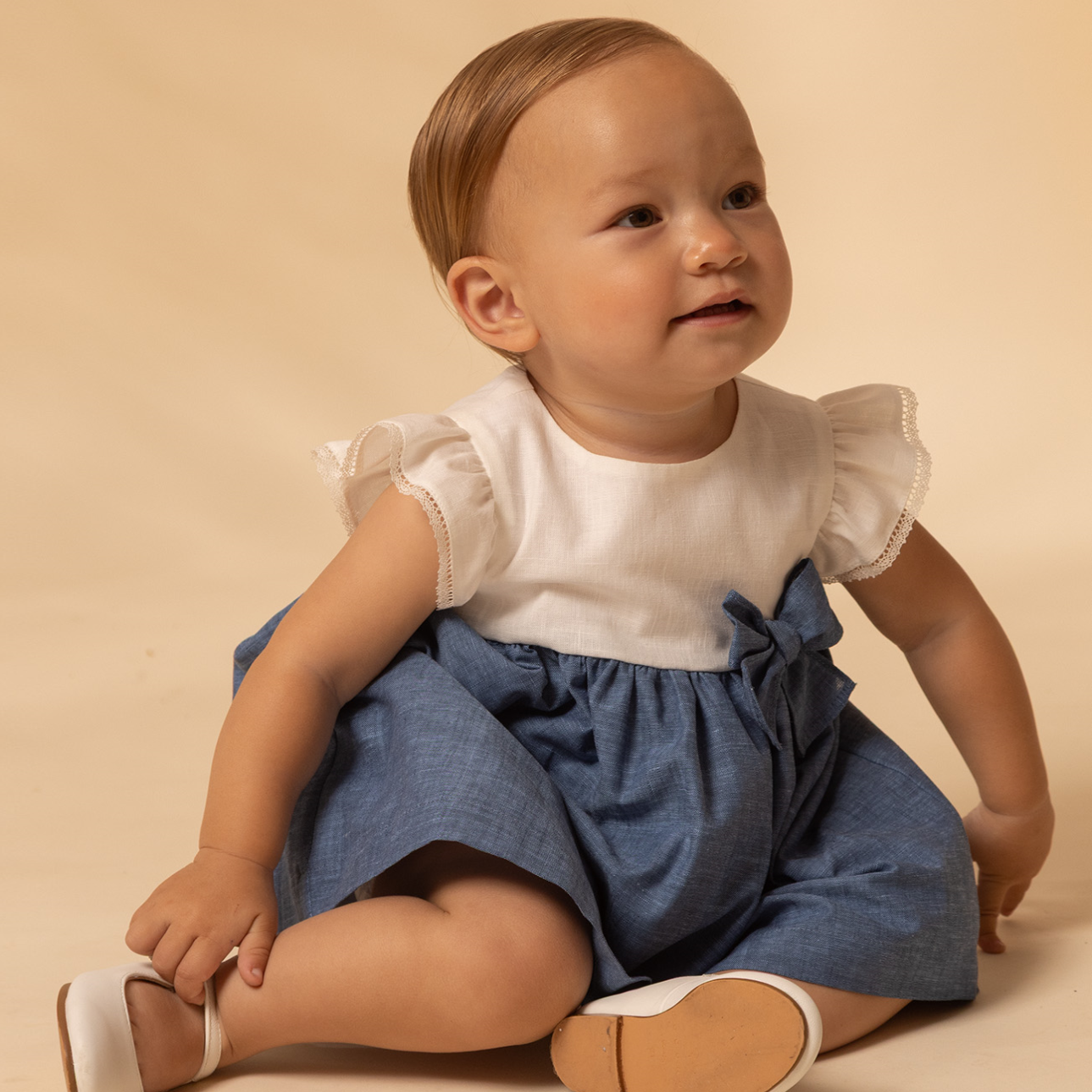 VESTIDO DE BEBÉ CON CUERPO LISO Y LAZO LATERAL
