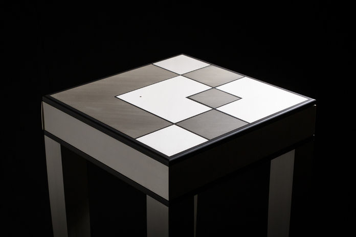 Table 19.25
Meuble d’angle à secret à hauteur de console - Dimensions 355 x 355 x 950mm
Laiton satiné argenté vernis mat - Acier microbillé « canon de fusil » vernis mat - Aluminium - Cuir pleine fleur.
Crédit photo : André GLOUKHIAN