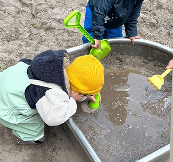 Kinder spielen