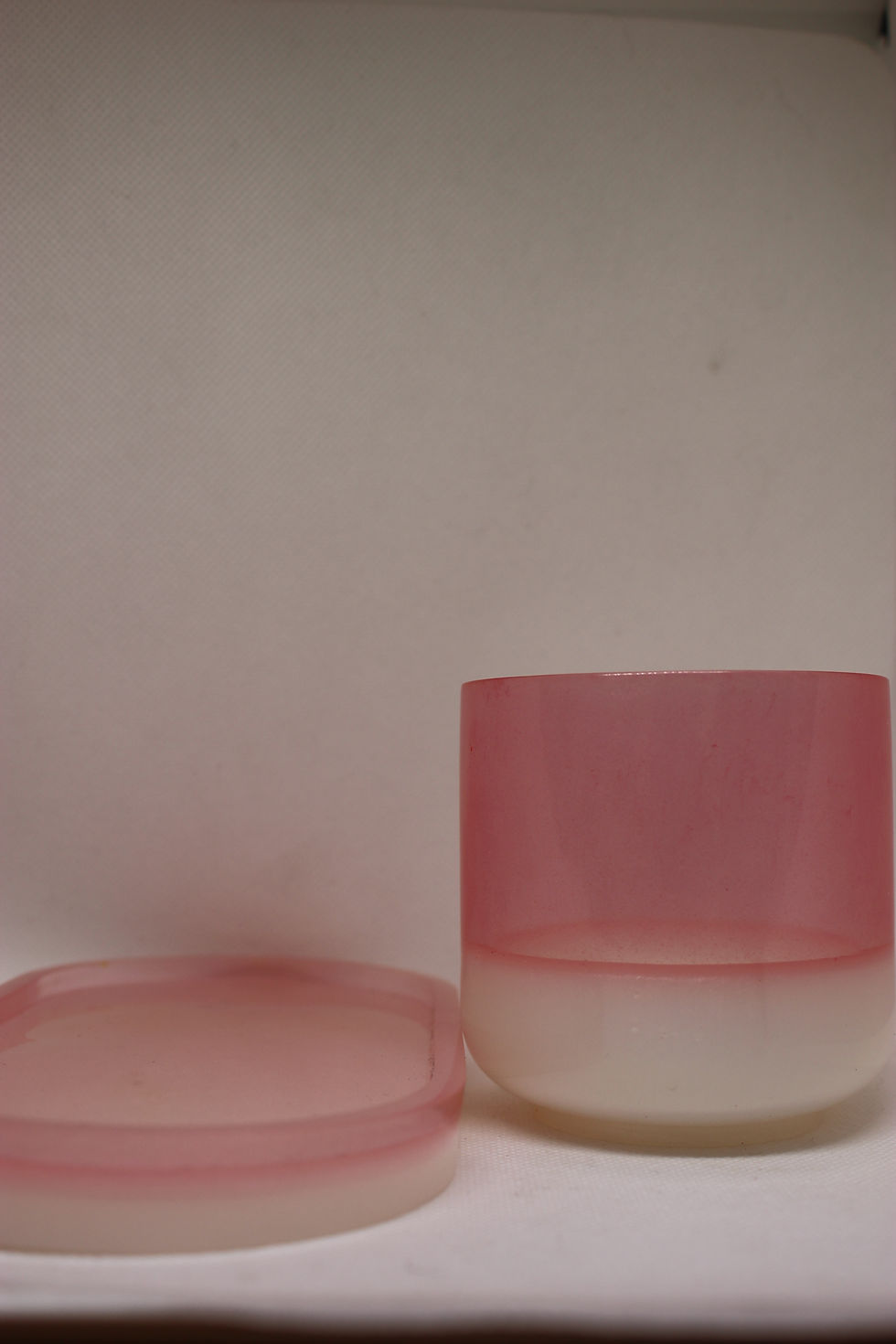 Plateau et petit pot rose et blanc en résine époxy