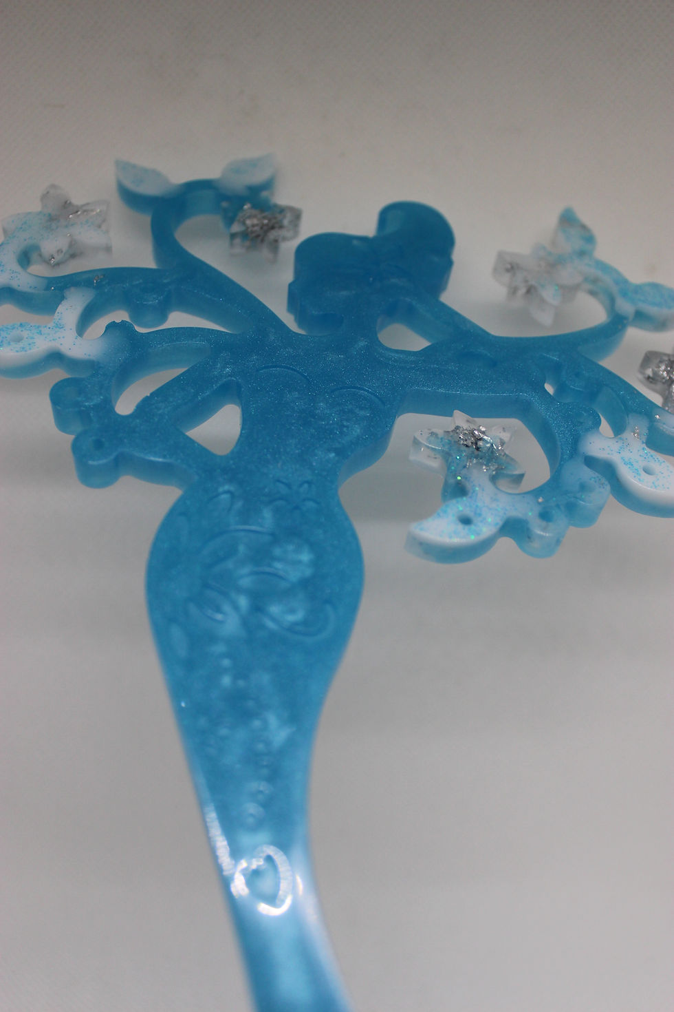 Arbre à bijoux en forme de silhouette de femme bleue en résine époxy