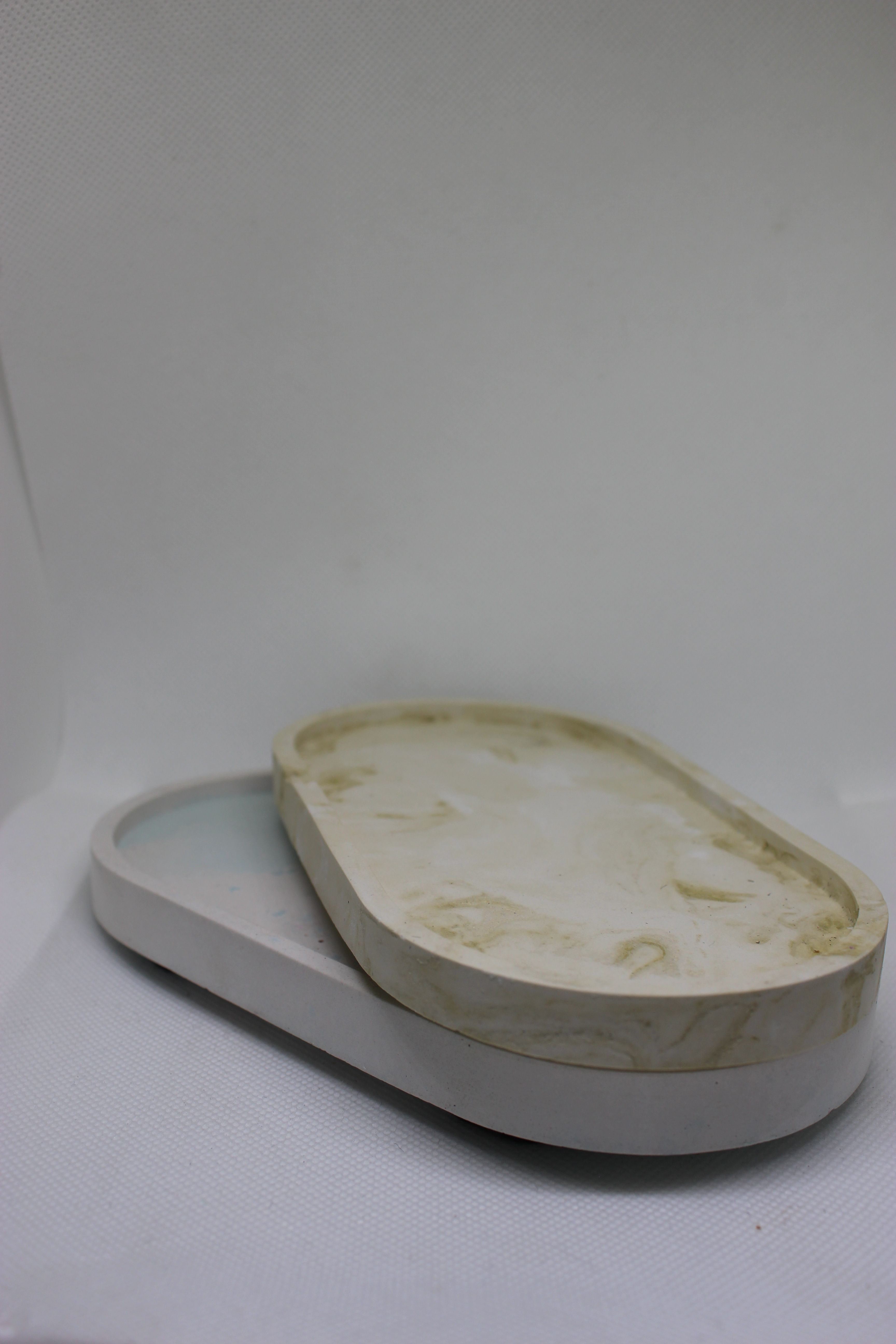Plateaux gris et jaune en résine naturelle