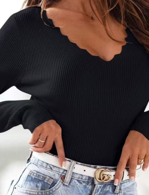 Juodos spalvos megztinis moterims