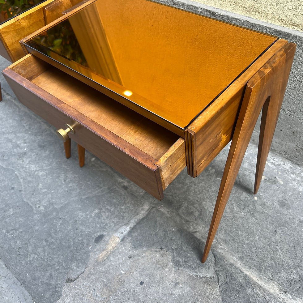Miniatura: Coppia di comodini  Mid-Century in ciliegio con piano in vetro opalino ambrato. 