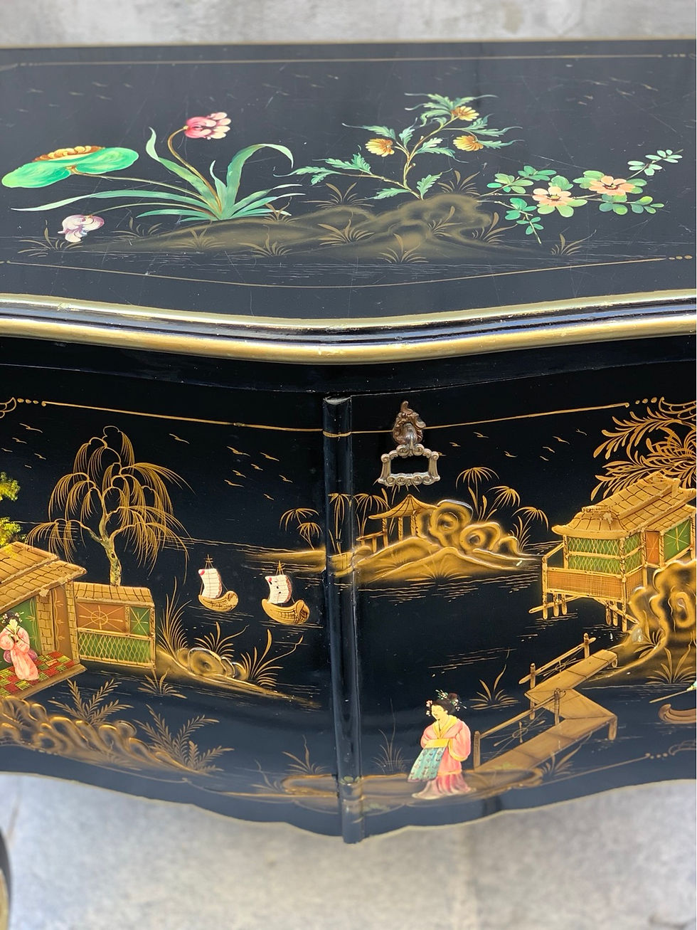 Miniatura: Black Lacquered Cabinet with Hand-Painted Japanese Scenes, 1900s