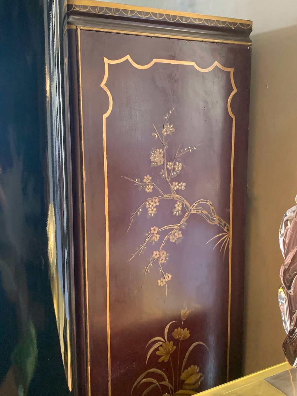 Miniatura: Antica credenza Giapponese laccata rosso scuro con decori in oro, primi ‘900