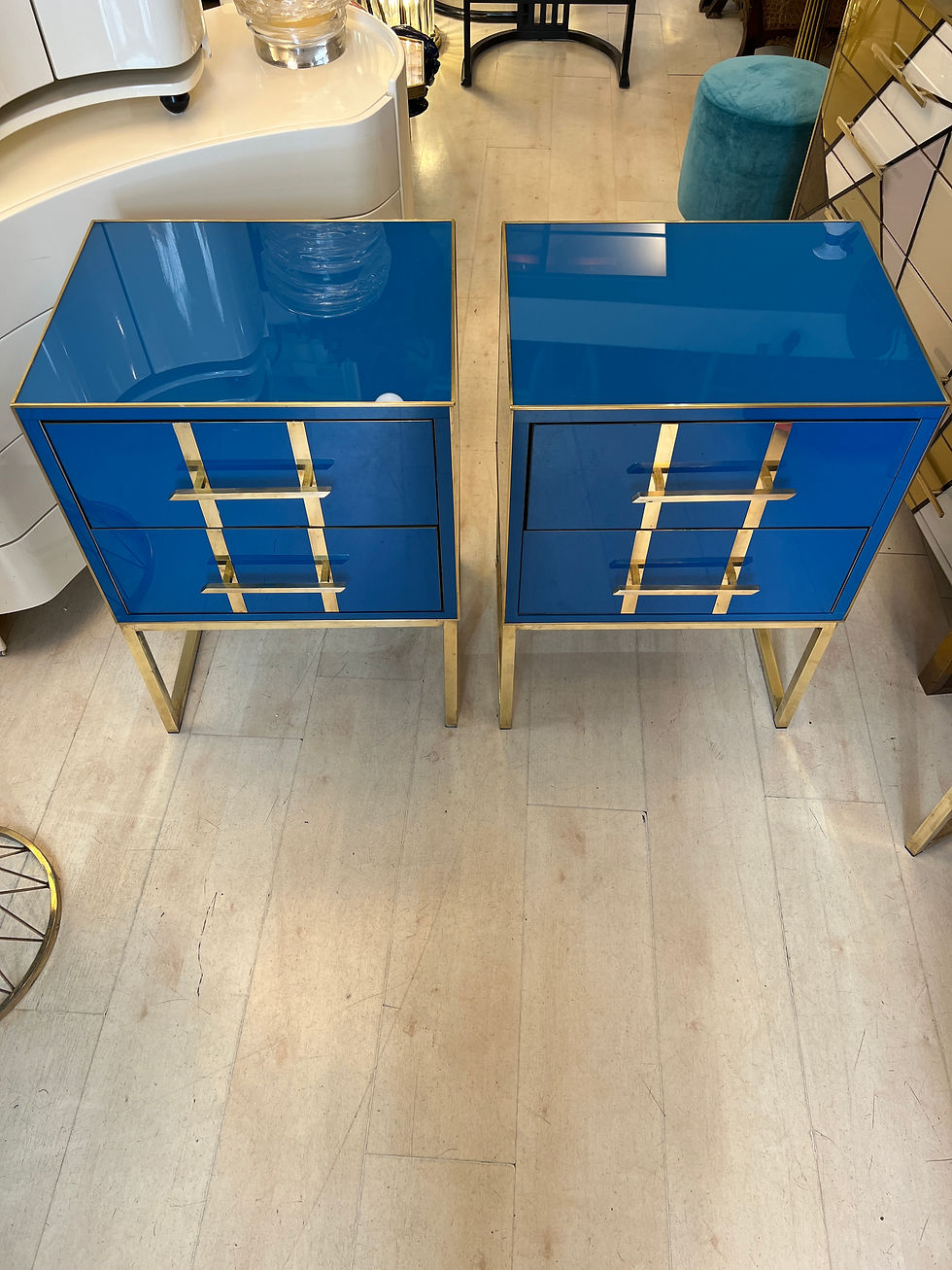 Miniatura: Pair of Cobalt Blue Opaline Glass Nightstands with brass details