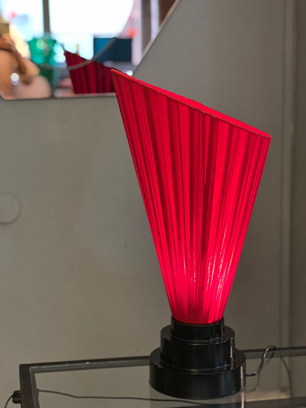 Miniatura: Coppia di lampade con base in legno laccato nero e paralume conico rosso, 1950s