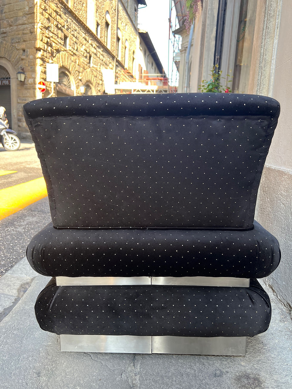 Miniatura: Coppia di poltroncine rivestite in velluto nero con puntini argentati, 1970s