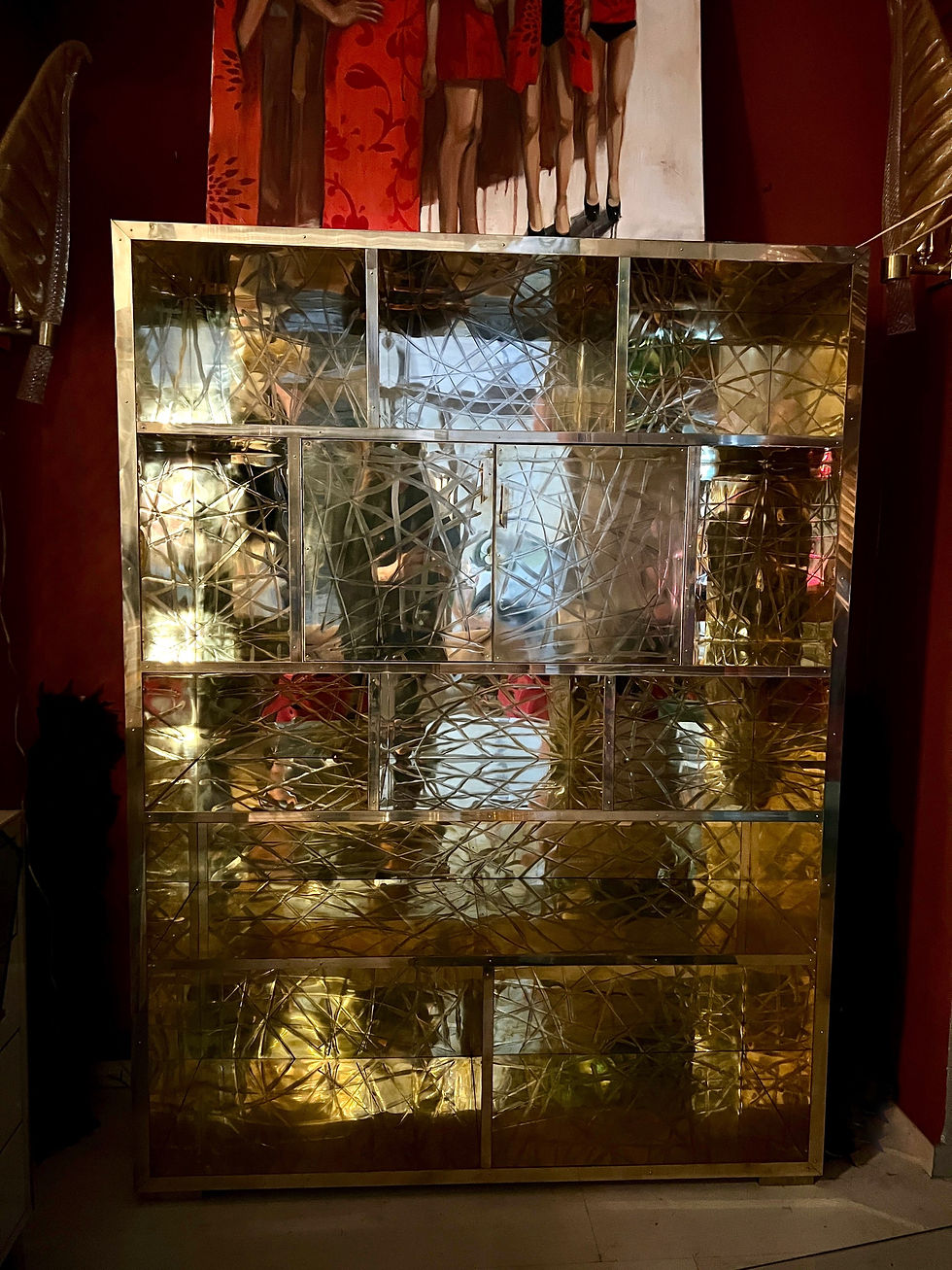 Miniatura: Scratched Brass Bookcase with Mirrored Bar Cabinet designed by Pandora Decor