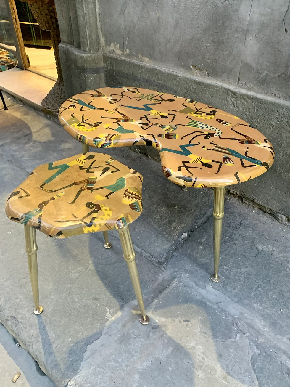 Miniatura: Set di 3 tavolini laccati e decorati fantasia stile Fornasetti, 1950s