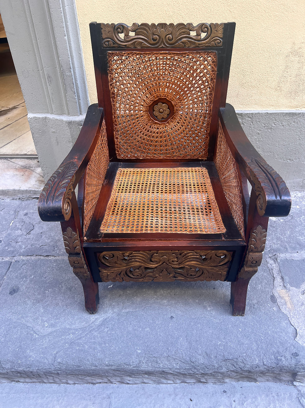 Miniatura: Pair of Colonial Armchairs in carved wood and Viennese cane 