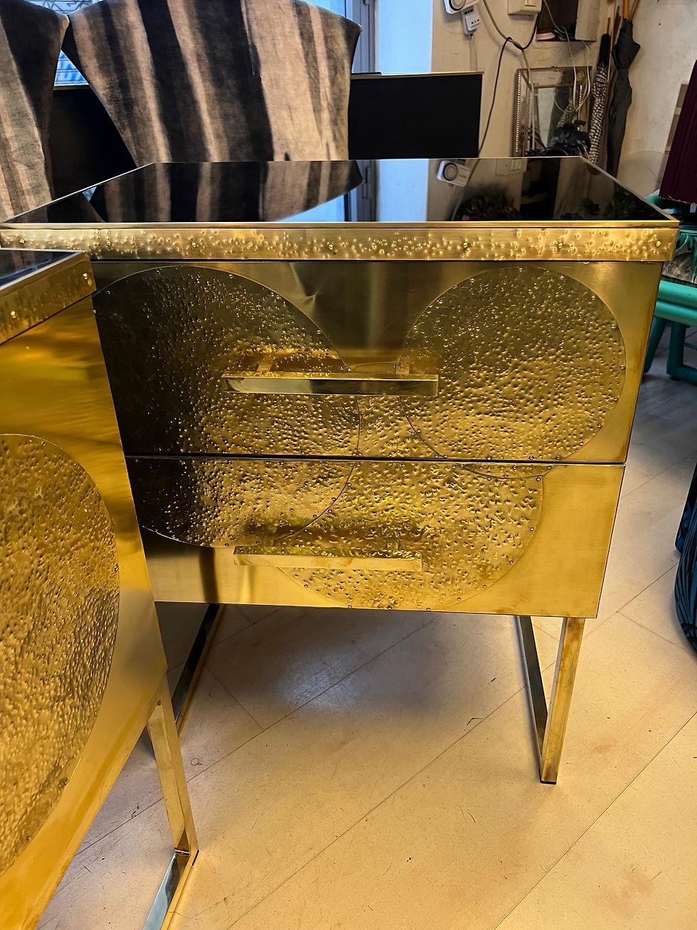 Miniatura: Coppia di comodini in ottone con decori in ottone martellato e piano nero, 1970