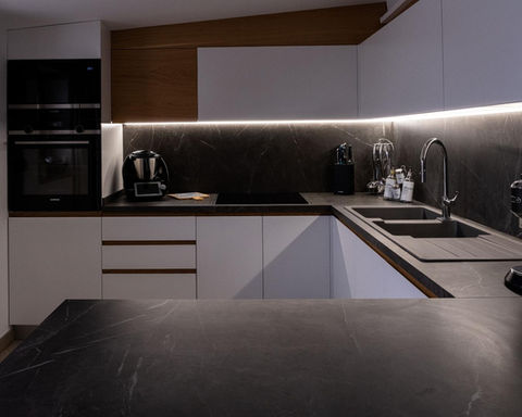 Cucina in legno laccato bianco con top effetto marmo nero