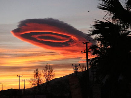 UFO-Like Cloud Hovers Over Turkey (VIDEO)