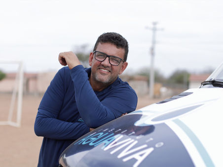 Motorista da van do Instituto Água Viva, Paulo Pedrosa é a animação em pessoa