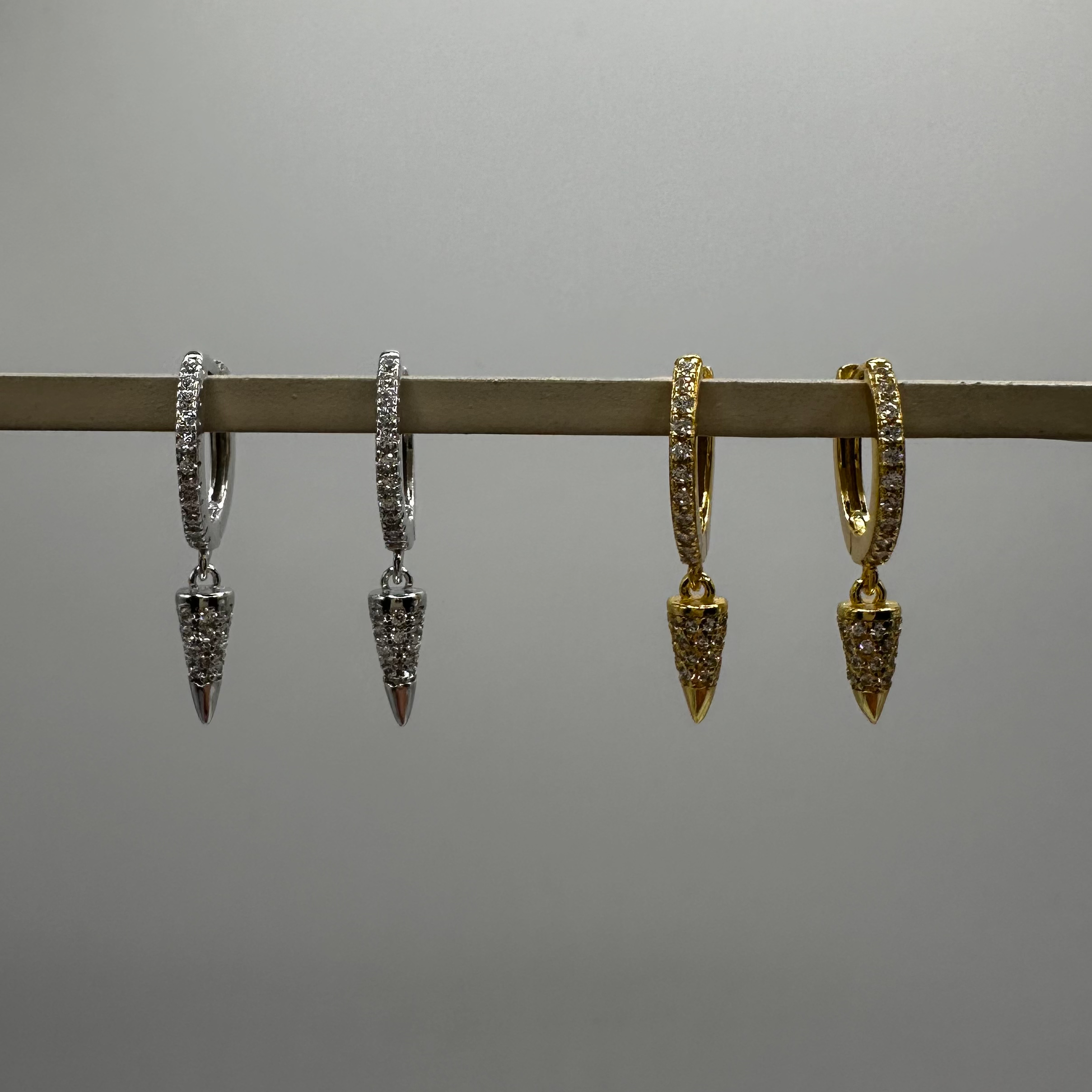 orecchini cerchietti con zirconi e pendolo 