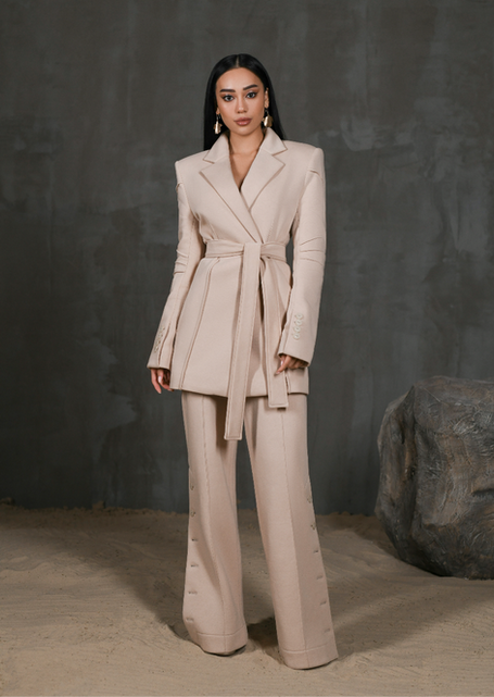 Elegant setup of Repulo's women's pants in beige, paired with the matching blazer to illustrate a complete and sophisticated