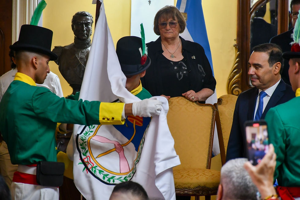 Valdés recibió la Bandera de la Libertad Civil y fue condecorado con la Medalla de Oro al Mérito