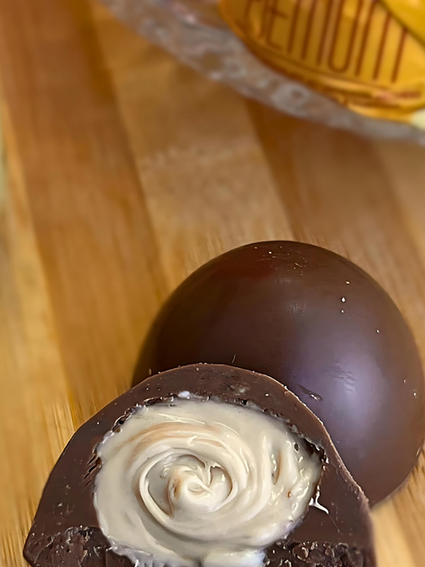 Trufa de chocolate ao leite com recheio de Piemont - creme de avelã.