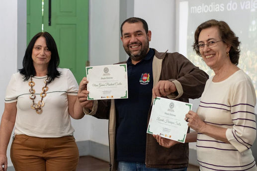 Rosilene, Júnior e Liliane recebendo homenagens em nome de Olínio e Ricardo_